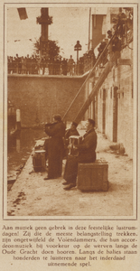 873624 Afbeelding van het straatorkest 'De Volendammers', spelend op een werf aan de Oudegracht te Utrecht, tijdens de ...